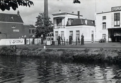 811830 Gezicht op de voorgevel van het Garagebedrijf Jan Jongerius (Rijksstraatweg 41) te Oudenrijn.N.B. Per 1 januari ...